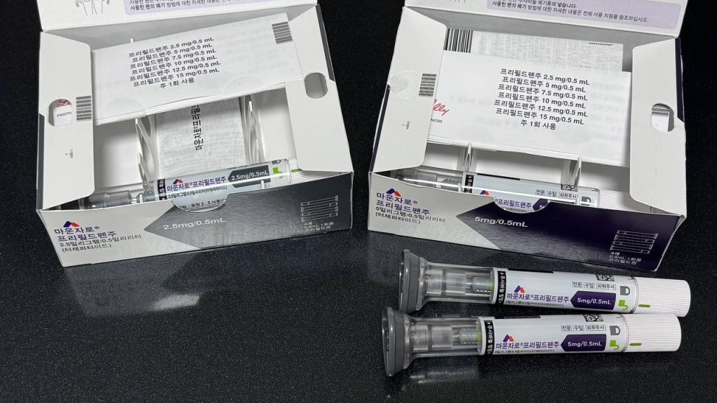 마운자로 주사 방법 및 투약 과정 단락에 위치한 실물 사진으로, 한글로 '마운자로 프레필드펜주 2.5mg'이라고 적힌 종이 패키지 상자 위에 실제 투약에 사용되는 마운자로 주사 펜이 나란히 놓여 있는 모습.
