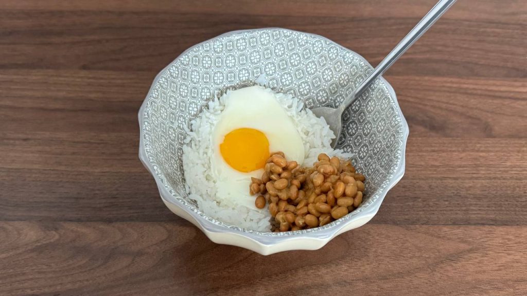 마운자로 식단표 핵심 재료인 나또의 끈적한 점액질과 노른자를 얹은 나또 계란 덮밥 사진