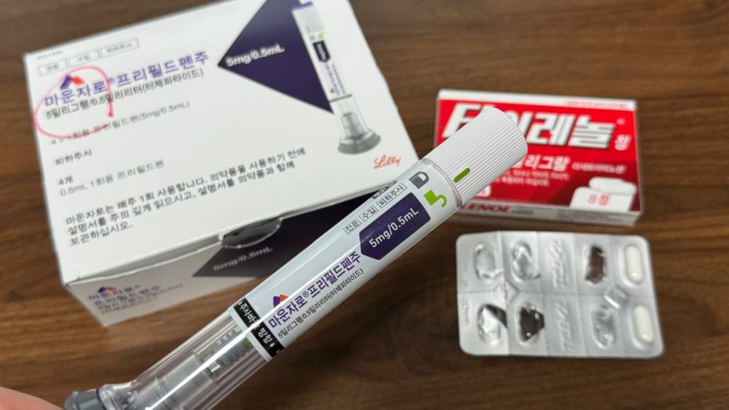 마운자로 근육통 완화 방법을 설명하기 위해 직접 박스에서 꺼내 손에 든 마운자로 5mg 프리필드펜 실물 인증 사진