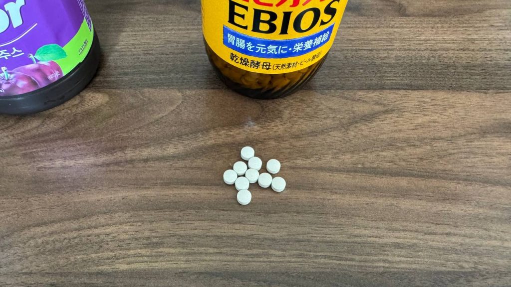마운자로 변비 해결 방법을 찾고 계시다면 저의 리얼한 2.5mg, 5mg 증량 경험을 공유합니다. 식후 푸룬주스 한모금과 에비오스 10알, 그리고 공복 폼롤러 복부 마사지 루틴으로 멈춘 장 운동을 깨우고 극심한 부작용을 완벽하게 극복한 솔직한 효과와 실전 꿀팁을 확인해 보세요.