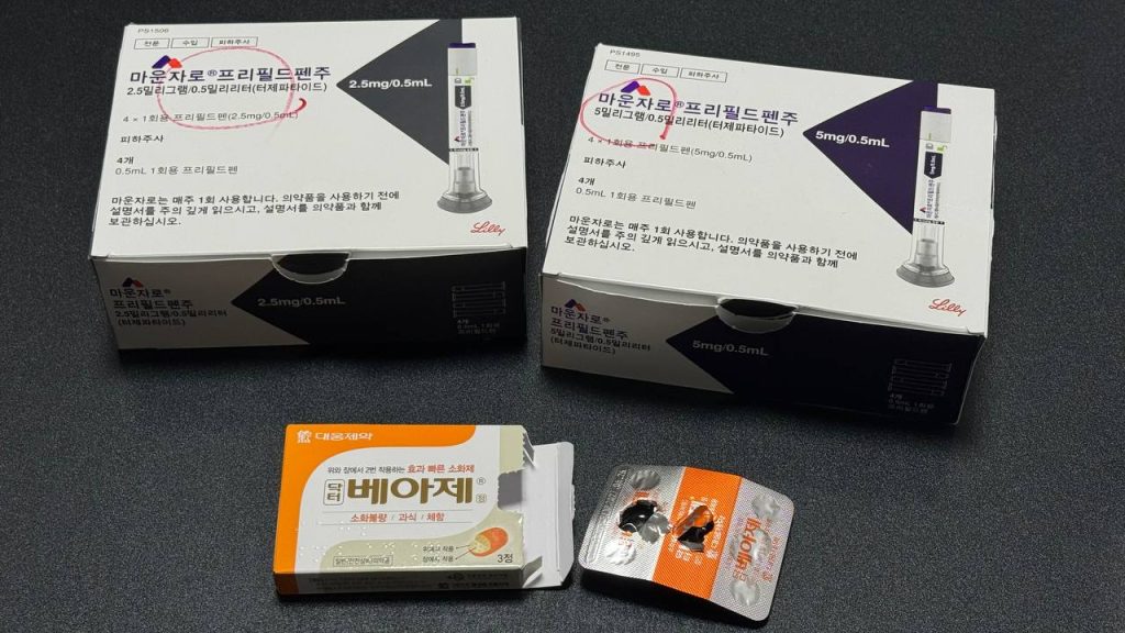 마운자로 2.5mg, 5mg 주사제 상자와 함께 놓인 약국 소화제 베아제