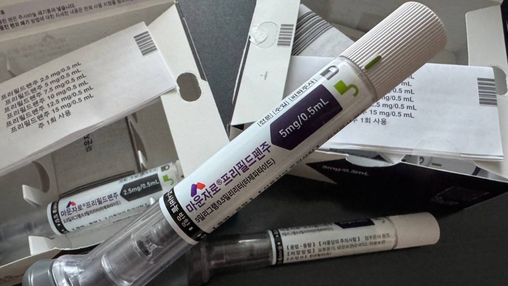 마운자로 역류성식도염 증상을 설명하기 위해 강조한 마운자로 5mg 프리필드펜 실제 주사기 사진