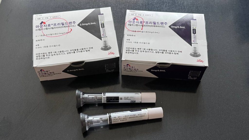 마운자로 역류성식도염 완화법 설명을 위해 직접 촬영한 마운자로 2.5mg 및 5mg 프리필드펜 박스 패키지와 주사기 실제 인증 사진