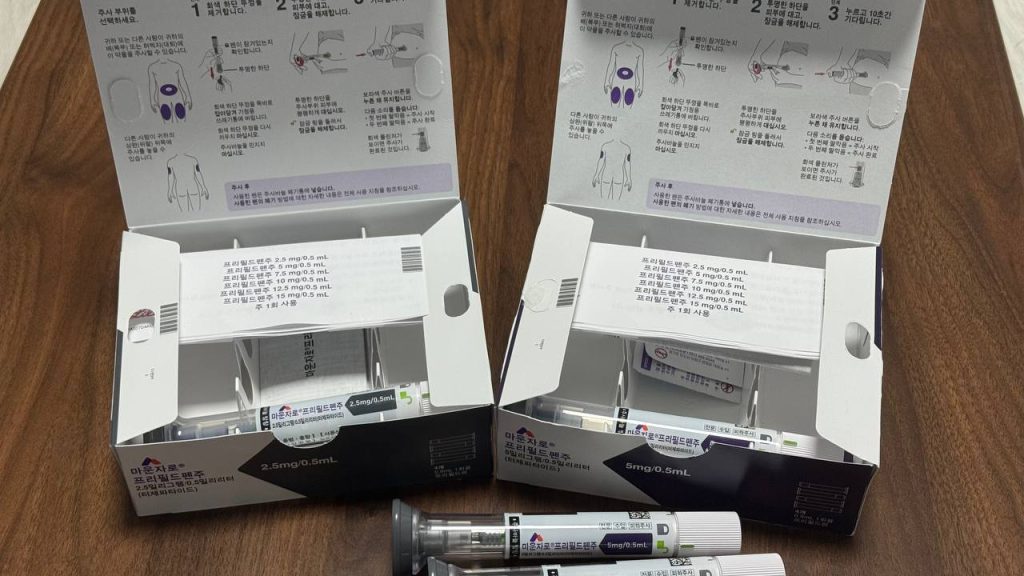 마운자로(티르제파타이드) 2.5mg과 5mg 국내 판매용 패키지 박스 및 실제 주사 펜 비교 사진. 왼쪽은 2.5mg 펜, 오른쪽은 5mg 펜이며, 포커스 키워드인 마운자로 졸림 증상이 심해지는 증량 시기의 약물 구성을 보여줍니다.