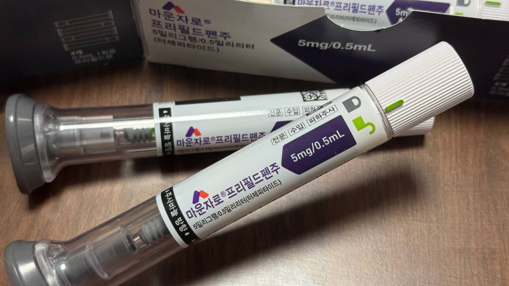 마운자로(티르제파타이드) 5mg 증량 용량 국내 판매용 패키지 박스 및 실제 주사 펜 상세 사진. 2.5mg 대비 약물 농도가 2배로 높아져 포커스 키워드인 마운자로 졸림 및 무기력증 부작용이 강하게 나타날 수 있는 5mg 구성을 강조하여 보여줍니다.
2. 캡션 (Caption)
