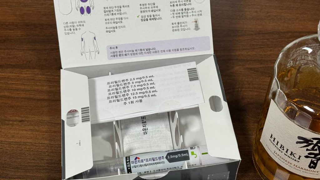 마운자로 5mg 펜의 내부 구성과 주사 바늘 연결 부위를 보여주기 위해 열어본 패키지 사진