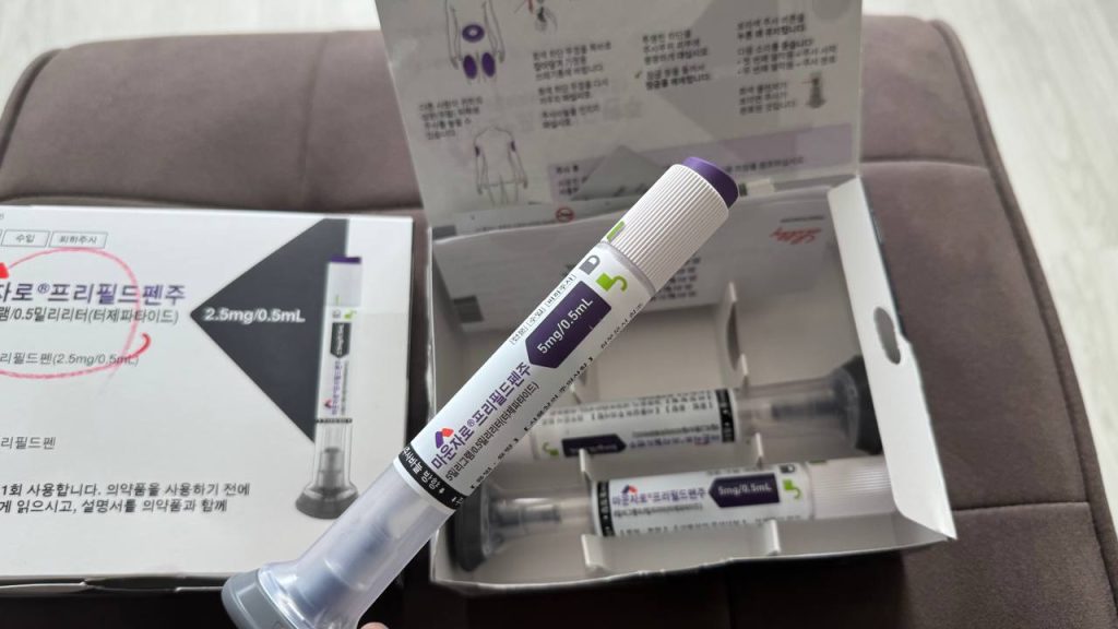 마운자로 투여 후 입냄새(구취)가 심해져 고민이신가요? 2.5mg에서 5mg 증량 후 직접 겪은 구강 건조 등의 의학적 원인 3가지와 속부터 싹 잡아주는 현실적인 구취 제거 방법 3가지를 리얼하게 정리했습니다.