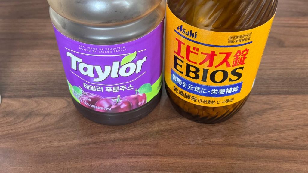마운자로 변비 해결 방법을 찾고 계시다면 저의 리얼한 2.5mg, 5mg 증량 경험을 공유합니다. 식후 푸룬주스 한모금과 에비오스 10알, 그리고 공복 폼롤러 복부 마사지 루틴으로 멈춘 장 운동을 깨우고 극심한 부작용을 완벽하게 극복한 솔직한 효과와 실전 꿀팁을 확인해 보세요.