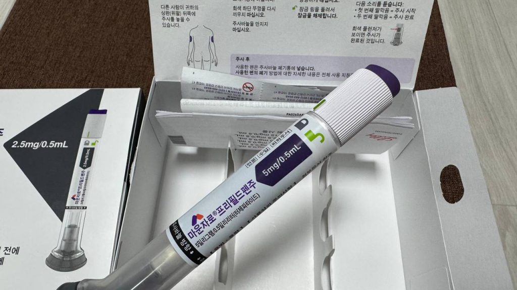 마운자로 술 마셔도 괜찮을까? 직접 2.5mg과 5mg을 투여하며 겪은 생생한 용량별 숙취 증상과 8주 차에 결국 강제 금주를 선택하게 된 진짜 이유를 정리했습니다. 안전한 다이어트를 위한 음주 부작용 가이드를 확인하세요.