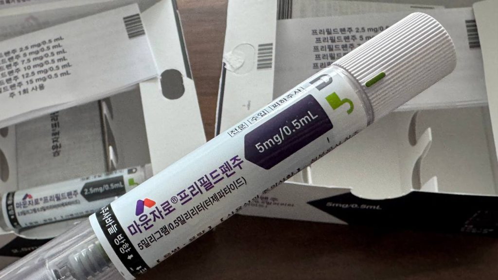 마운자로 성지 병원 및 약국에서 처방받은 마운자로 5mg 용량의 프리필드펜 주사기 실물 강조 사진