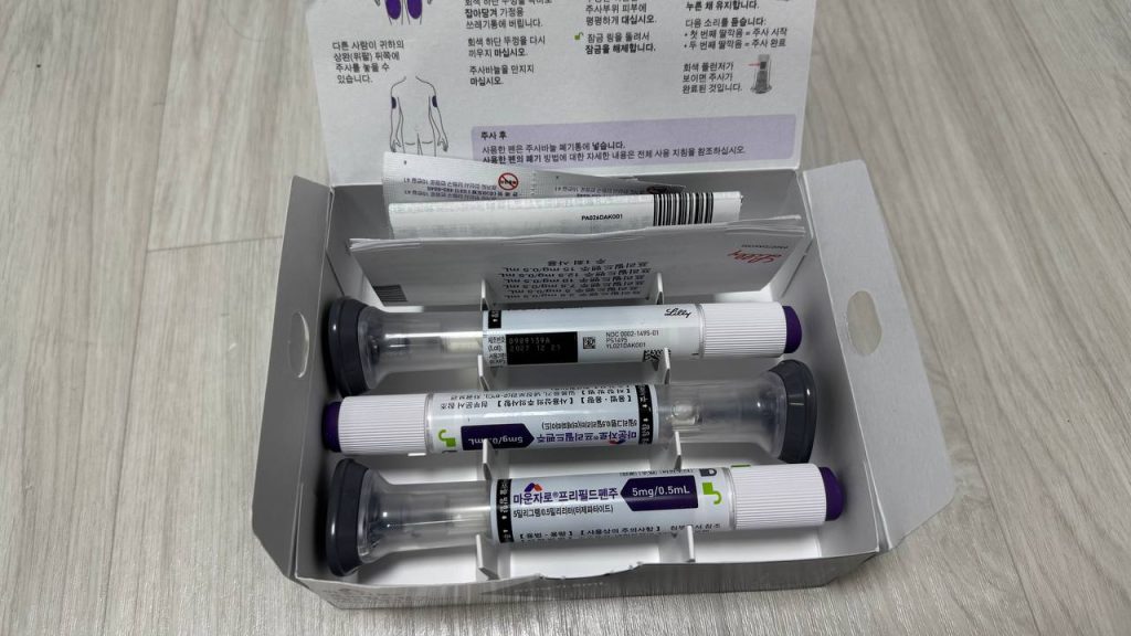 마운자로 술 마셔도 괜찮을까? 직접 2.5mg과 5mg을 투여하며 겪은 생생한 용량별 숙취 증상과 8주 차에 결국 강제 금주를 선택하게 된 진짜 이유를 정리했습니다. 안전한 다이어트를 위한 음주 부작용 가이드를 확인하세요.