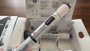 마운자로 목마름 및 구강 건조 부작용이 생기는 의학적 원인 3가지를 정리했습니다. 직접 2.5mg, 5mg을 투여하며 찾은 전해질 음료 활용법 등 현실적인 갈증 대처 팁을 공유합니다.