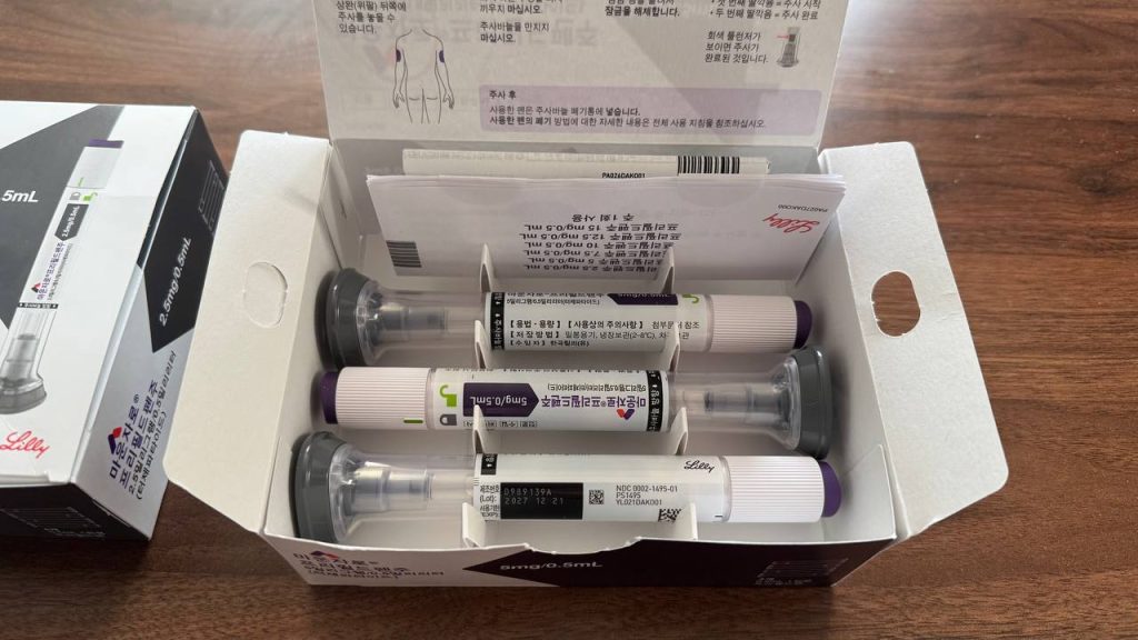 마운자로 목마름 및 구강 건조 부작용이 생기는 의학적 원인 3가지를 정리했습니다. 직접 2.5mg, 5mg을 투여하며 찾은 전해질 음료 활용법 등 현실적인 갈증 대처 팁을 공유합니다.