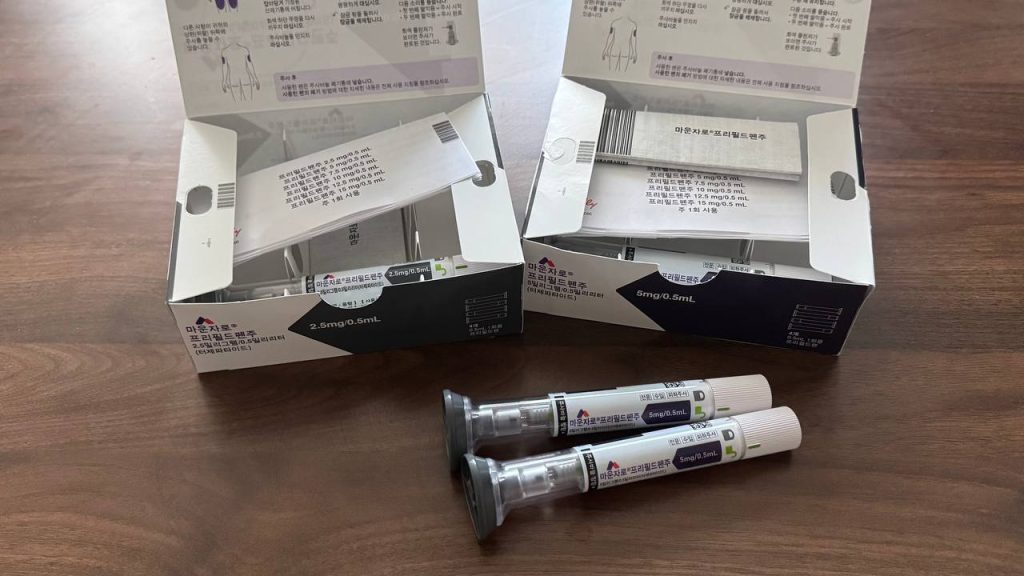 마운자로 2.5mg 5mg 개봉된 패키지 상자와 5mg 프리필드펜 주사제 사진