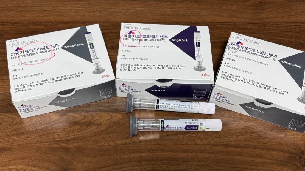 마운자로 2.5mg 및 5mg 프리필드펜 주사기 제품 상자와 실물 펜 주사기 형태