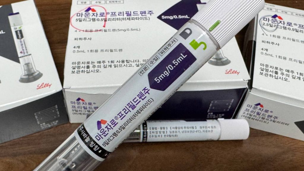 마운자로 5mg 프리필드펜 주사기 단독 실물 사진과 보라색 용량 표시 라벨 및 투여 기기 디자인